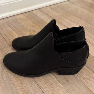 Frye Carson Shootie - size 7.5. Never worn!